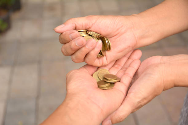 Қарз бериш садақа беришдан афзалдир