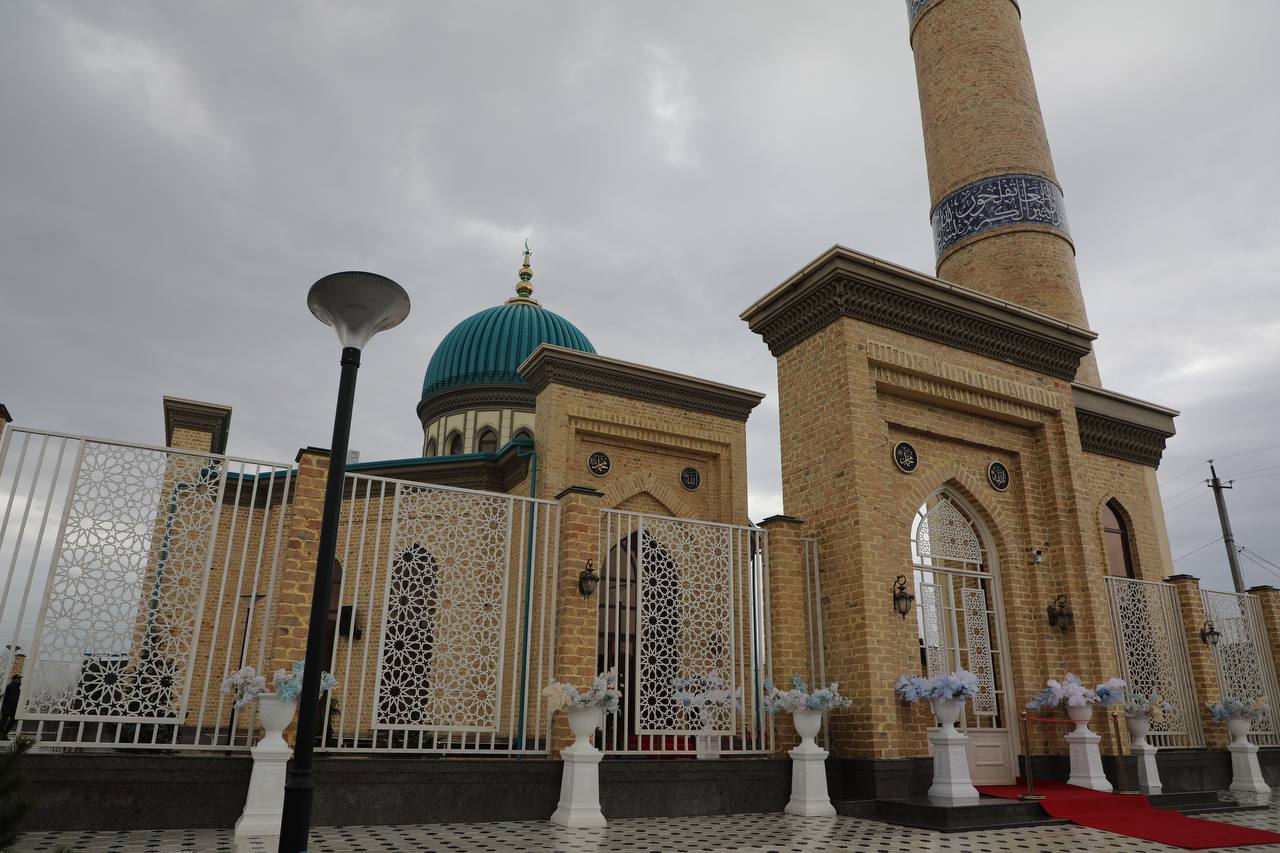 Махдум” жоме масжидининг янги биноси очилишида иштирок этдилар.